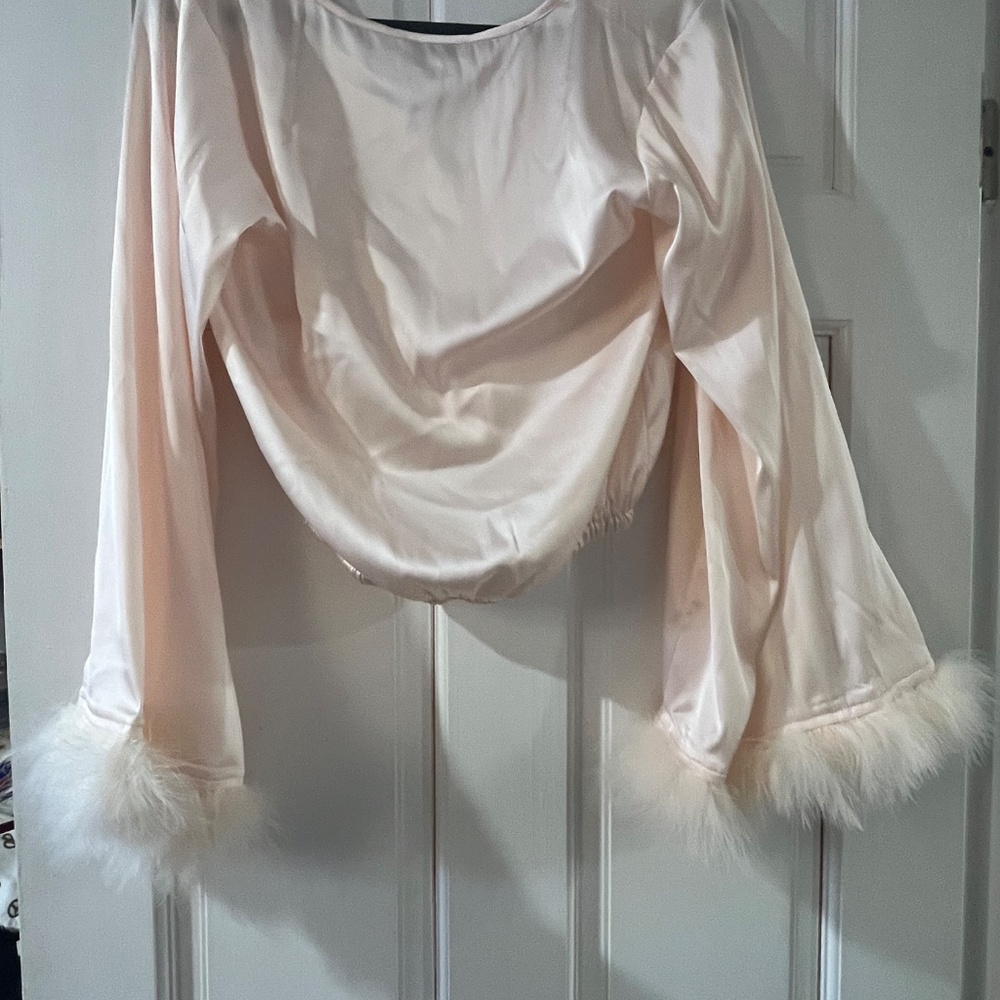 Satin dramatic blouse with feathery sleeves - Picture 4 of 4